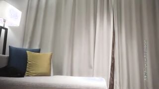 [Mencari Bunga di Tengah Malam] Saya membuat temu janji dengan seorang gadis langsing berbaju merah untuk bersetubuh dengan TP. Dia menanggalkan pakaiannya dan menjilat payudaranya sebelum menunggang di atas dan menidurinya dengan kuat. Dia mengerang dan 