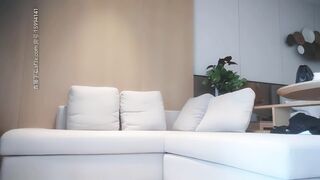 [Mencari Bunga di Tengah Malam] Pada sebelah petang, kami bertemu dengan TP seksi berskirt menutup punggung untuk melakukan hubungan seks. Selepas mandi, dia menggodanya di atas sofa dan meletakkan pukinya di atas, menunggangnya dan menidurinya keras.