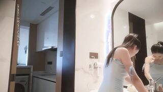 [Mencari Bunga di Tengah Malam] Pada sebelah petang, kami bertemu dengan TP seksi berskirt menutup punggung untuk melakukan hubungan seks. Selepas mandi, dia menggodanya di atas sofa dan meletakkan pukinya di atas, menunggangnya dan menidurinya keras.