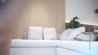 [Mencari Bunga di Tengah Malam] Pada sebelah petang, kami bertemu dengan TP seksi berskirt menutup punggung untuk melakukan hubungan seks. Selepas mandi, dia menggodanya di atas sofa dan meletakkan pukinya di atas, menunggangnya dan menidurinya keras.