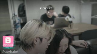 Xiaomi/atebabe 100% ローカル AV プロダクション お腹を空かせた小さなふしだらな女 NTR が夫の目の前で友人とセックス