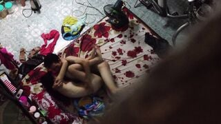 [Fotos sinceras extremadamente raras de vecinos] Fotos sinceras de una pareja siendo follada a través de la ventana y no pudieron evitar gritar. Se tapan la boca con la colcha y se los follan en varias posiciones. Es tan loco que no pueden parar de follar