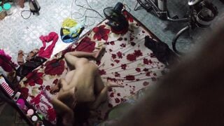 [Fotos sinceras extremadamente raras de vecinos] Fotos sinceras de una pareja siendo follada a través de la ventana y no pudieron evitar gritar. Se tapan la boca con la colcha y se los follan en varias posiciones. Es tan loco que no pueden parar de follar