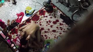 [Fotos sinceras extremadamente raras de vecinos] Fotos sinceras de una pareja siendo follada a través de la ventana y no pudieron evitar gritar. Se tapan la boca con la colcha y se los follan en varias posiciones. Es tan loco que no pueden parar de follar