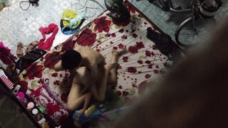 [Fotos sinceras extremadamente raras de vecinos] Fotos sinceras de una pareja siendo follada a través de la ventana y no pudieron evitar gritar. Se tapan la boca con la colcha y se los follan en varias posiciones. Es tan loco que no pueden parar de follar