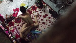 [Fotos sinceras extremadamente raras de vecinos] Fotos sinceras de una pareja siendo follada a través de la ventana y no pudieron evitar gritar. Se tapan la boca con la colcha y se los follan en varias posiciones. Es tan loco que no pueden parar de follar