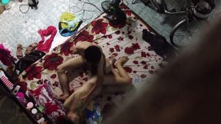 [Fotos sinceras extremadamente raras de vecinos] Fotos sinceras de una pareja siendo follada a través de la ventana y no pudieron evitar gritar. Se tapan la boca con la colcha y se los follan en varias posiciones. Es tan loco que no pueden parar de follar