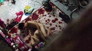 [Fotos sinceras extremadamente raras de vecinos] Fotos sinceras de una pareja siendo follada a través de la ventana y no pudieron evitar gritar. Se tapan la boca con la colcha y se los follan en varias posiciones. Es tan loco que no pueden parar de follar