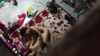 [Fotos sinceras extremadamente raras de vecinos] Fotos sinceras de una pareja siendo follada a través de la ventana y no pudieron evitar gritar. Se tapan la boca con la colcha y se los follan en varias posiciones. Es tan loco que no pueden parar de follar