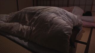 MOON-009 布団の中の密着NTR 狭い空間で動ける最低限のスローピストンで何度も精子…