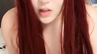 一头红发丰满妹妹！新人下海小秀！丰乳肥臀紧致小穴，开档丝袜抬起双腿，圆润大肥臀极度诱惑