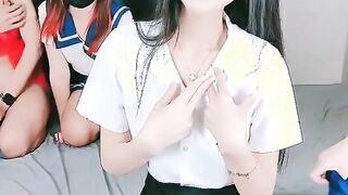 一排小姐姐！挑选人气最高的操！奇怪形状大屌男，各种姿势爆操，旁边还有解说，人妖加入卖力干