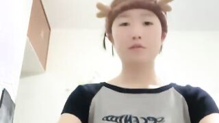 Une sœur mignonne, douce et pure ! J'emmerde mon petit copain ! Footjob avec de belles jambes et une grosse bite en bas noirs, la chatte poilue est frottée et insérée dans le trou, et l'angle est vers le haut puis elle est pénétrée par derrière