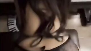做哥哥的私人玩物喜欢小骚逼这样坐哥哥身上吗 小骚货主动骑乘哥哥身上深插扭动 看着肉棒在自己小蜜穴