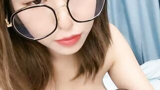 八字大奶眼镜小骚货！坐在桌子上操逼！黑丝美腿正入，扶腰后入奶子晃，多毛骚逼极度淫骚
