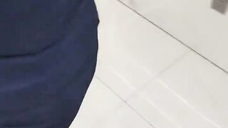 剧情演绎勾搭服务员，巨乳包臀裙骚女来打扫卫生，聊骚搞得很想要，解开内衣一对豪乳，骑坐大屁股套弄