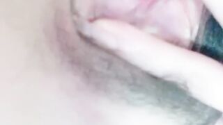 Une jeune femme calme et sage avec des queues de cheval jumelles ! La jupe courte JK est relevée et les points d'acupuncture sont ouverts, les jambes sont écartées et le masseur est utilisé pour faire vibrer les points d'acupuncture, haletant et gémissant