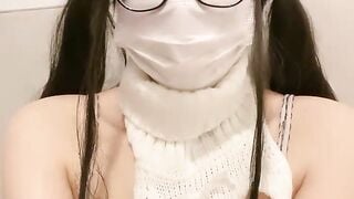 外表呆萌乖巧眼镜妹！超粉干净嫩穴！扒开内裤给你看，近距离特写，性感吊带黑丝，翘起屁股超诱惑