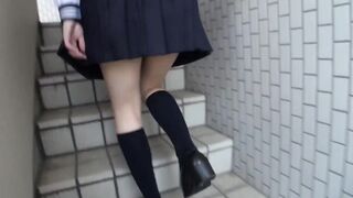 BUBB-130 階段女子校生 制服のスカートの中は覗いたときエロい！って思えるのが良いに決まってる 編
