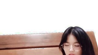 外表甜美文静眼镜妹！居家道具自慰！水晶假屌抽插，闭上眼睛享受，骑乘位深插，爽的流白浆