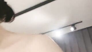大奶网红小骚货！撩起衣服白嫩奶子！炮友激情操逼，抓起屌猛吸，操的奶子直晃动