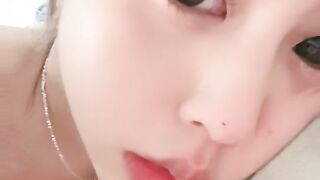 大きな瞳のネットセレブお姉さん！綺麗なピンクホールがズラリ！小道具を顔にかぶせてオナニーしたり、美尻を上げてバイブを穴に突っ込んだり、足を広げて鏡に向かってオナニーしたり