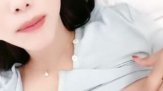 女神妹子镜头前发骚，褪下内裤粉色小蝴蝶露出，掰开超级粉嫩 道具自慰插穴