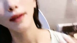 女神妹子镜头前发骚，褪下内裤粉色小蝴蝶露出，掰开超级粉嫩 道具自慰插穴