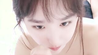 女神的幸福生活，超高颜值美女，被中年大叔爆操，情趣开档内裤，埋头舔骚逼，怼着镜头大屌抽插，操的妹子爽翻