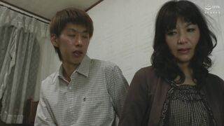 741M635-G02 チェリーボーイのボクがネットで見つけたデリヘル嬢はボクのお母さん！？