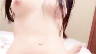 娇妻淫宠露脸尤物，床上伺候大哥的鸡巴深喉口交，激情上位后入抽插，屁股上的小蝴蝶纹身好性感，草着逼抠菊花