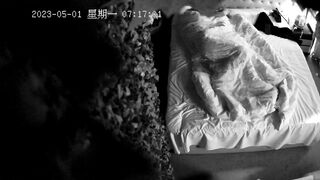 流出情趣酒店稀有绿叶房偷拍年轻情侣假期开房小哥输出过于猛烈套破了，第二早索性不戴套内射了