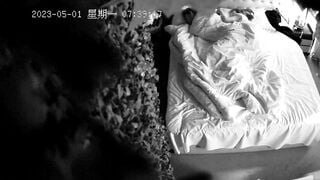 流出情趣酒店稀有绿叶房偷拍年轻情侣假期开房小哥输出过于猛烈套破了，第二早索性不戴套内射了