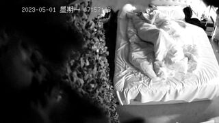 流出情趣酒店稀有绿叶房偷拍年轻情侣假期开房小哥输出过于猛烈套破了，第二早索性不戴套内射了
