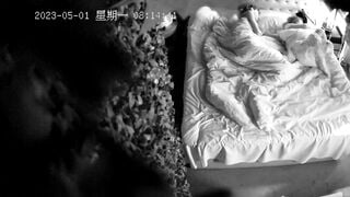流出情趣酒店稀有绿叶房偷拍年轻情侣假期开房小哥输出过于猛烈套破了，第二早索性不戴套内射了