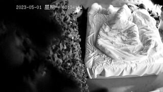 流出情趣酒店稀有绿叶房偷拍年轻情侣假期开房小哥输出过于猛烈套破了，第二早索性不戴套内射了