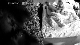 流出情趣酒店稀有绿叶房偷拍年轻情侣假期开房小哥输出过于猛烈套破了，第二早索性不戴套内射了
