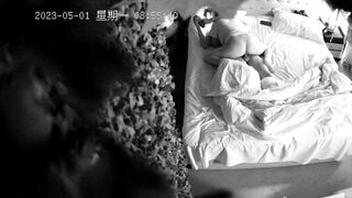 流出情趣酒店稀有绿叶房偷拍年轻情侣假期开房小哥输出过于猛烈套破了，第二早索性不戴套内射了