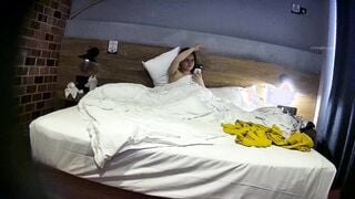 新流出酒店偷拍白领情侣下班带着炸串开房干完吃点补充体力妹子被干娃娃音娇喘