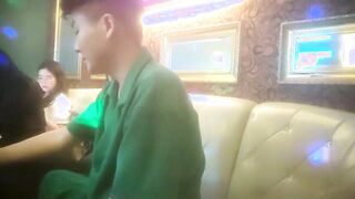 【换妻极品探花】，人妻可遇不可求，KTV唱歌，酒店开房，玩惩罚游戏，夫妻6P交换混操