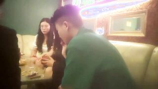 【换妻极品探花】，人妻可遇不可求，KTV唱歌，酒店开房，玩惩罚游戏，夫妻6P交换混操