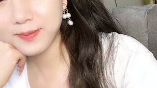 9分颜值气质美女！炮友又来操逼了！性感大奶吊带白丝，乳推吃大屌，大肥臀骑乘位扭腰