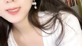 9分颜值气质美女！炮友又来操逼了！性感大奶吊带白丝，乳推吃大屌，大肥臀骑乘位扭腰