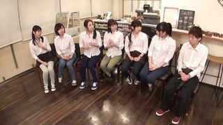 HUNTA-308 バイト先のカフェで女子スタッフと男はボクひとりの王様ゲーム！！オシャレで可愛い女の子と知り合いたい！ふれ合いたい！と夢見て働き始めたカフェバイト！案の