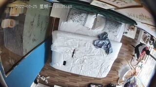 《主题宾馆真实泄密》纯上帝视角欣赏偸情男女开房啪啪全程~激吻调情由浅入深~亮点是美少妇的呻吟声听的J8受不了无套内射