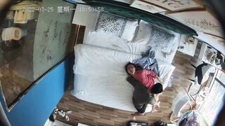《主题宾馆真实泄密》纯上帝视角欣赏偸情男女开房啪啪全程~激吻调情由浅入深~亮点是美少妇的呻吟声听的J8受不了无套内射