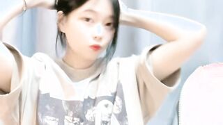 【叶罗丽精灵梦】，19岁师范大学生，青春美少女，完美胴体，人气直接登顶，主打的就是一个粉嫩