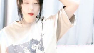 【叶罗丽精灵梦】，19岁师范大学生，青春美少女，完美胴体，人气直接登顶，主打的就是一个粉嫩