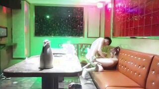 Seks KTV yang difilemkan secara rahsia. Oh, sayang, persetankan saya. Ia sangat dalam. Faraj saya sangat gatal. Merangkap keras untuk saya. Gadis berpayudara besar itu terus bercakap dengan selamba. Selepas merangkap, basuh farajnya dengan air masak.