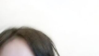 Mignonne petite sœur ! Un partenaire sexuel à la peau claire baise ! La grosse bite se frotte contre la chatte tendre, puis s'enfonce et baise fort, en tenant le cul et en entrant par derrière, l'impact et la baise sont si confortables